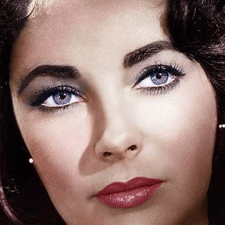 Elizabeth Taylor byla krom svého ztvárnění Maggie ve snímku Kočka na rozpálené plechové střeše 2známá ikonickým kočičím pohledem - Classic Hollywood Central